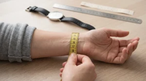 اندازه‌گیری دور مچ دست با متر خیاطی برای انتخاب سایز مناسب ساعت